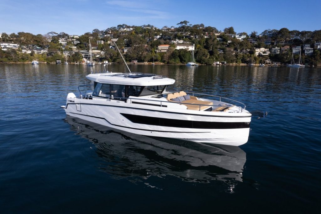 Sui Cruises Wellcraft 355 luxury boat charter